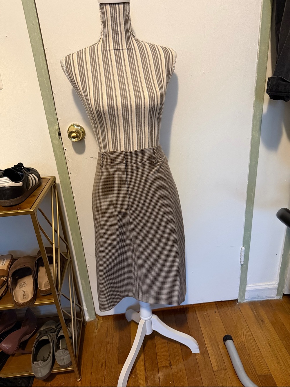 Tailored Brown Houndstooth Pencil Skirt - Sleek Office Essential